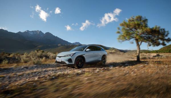 劳斯莱斯级抗扭+激光雷达 极狐：把越级价值焊在车身上